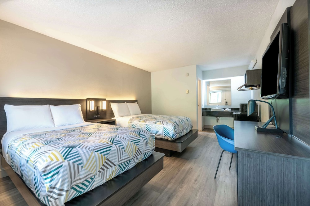 STANDARD, 2 DOUBLE BEDS, ACCESSIBLE