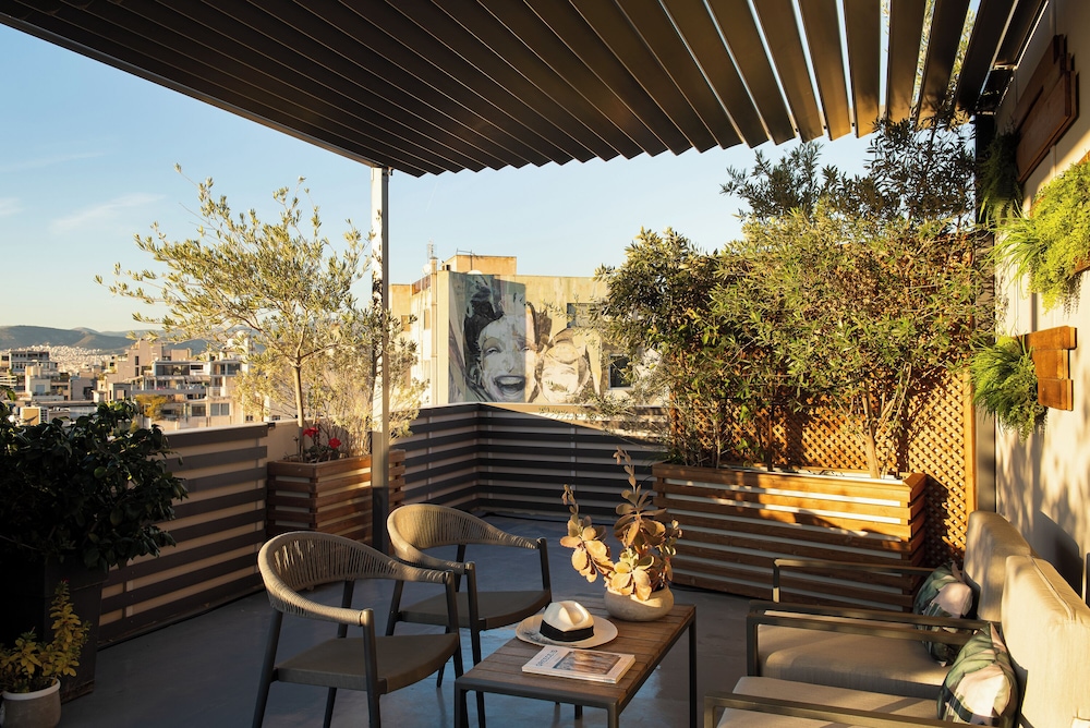 Urban Nest Suites and Apartments 58/75