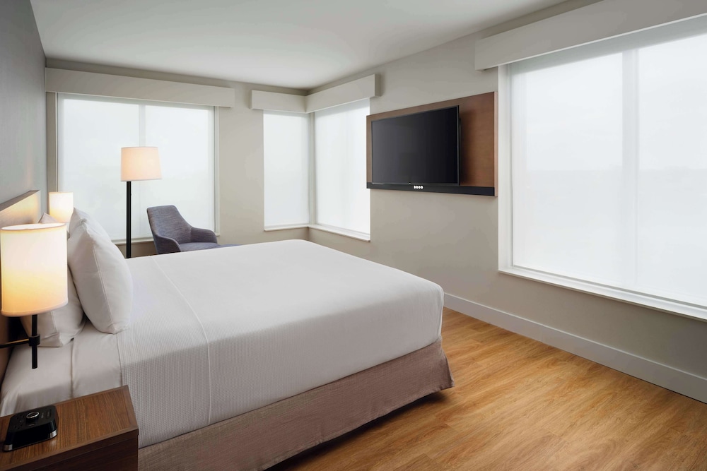 ROOM, KING BED, SOFA, ACCESSIBLE