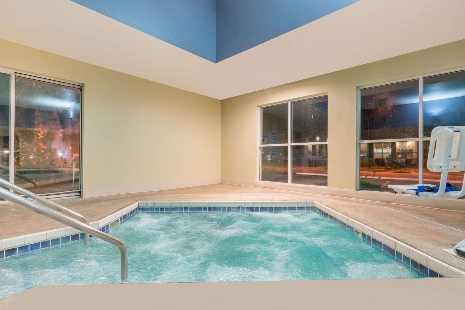 Super 8 By Wyndham Menomonie Wi 13/25