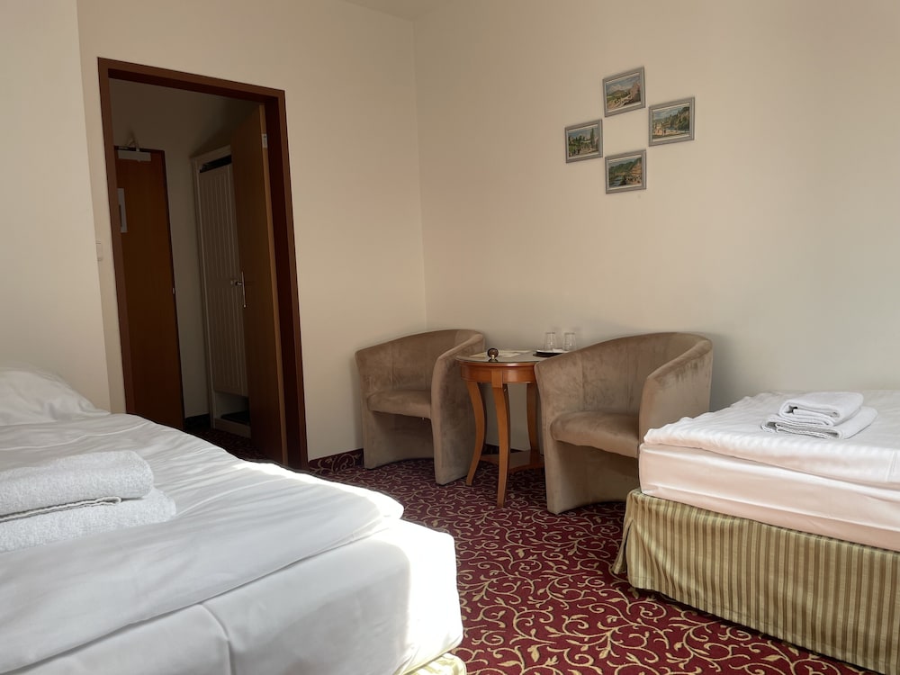 1 BEDROOM, ECONOMY, TWIN BEDS, ATTIC