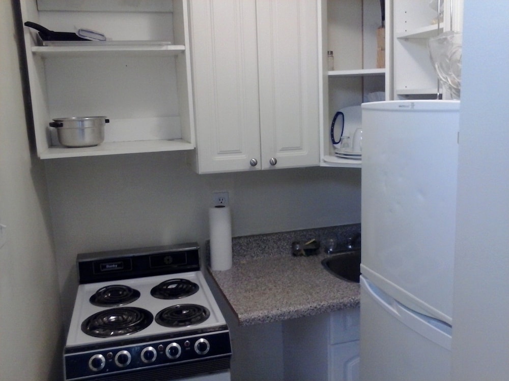 Toronto Furnished Living 34/52