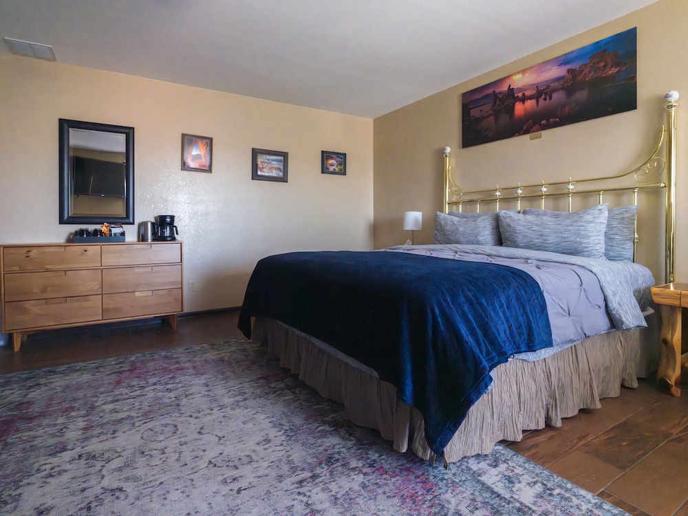 Garden, King Bed, 2 Queen Beds