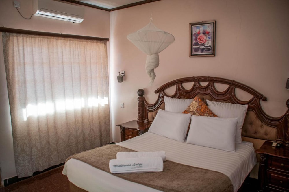 Woodlands Lodge & Tours 10/50