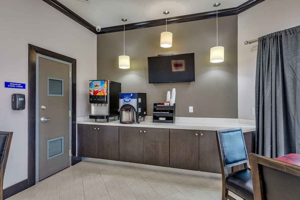 Americas Best Value Inn and Suites IAH Airport North 8/30