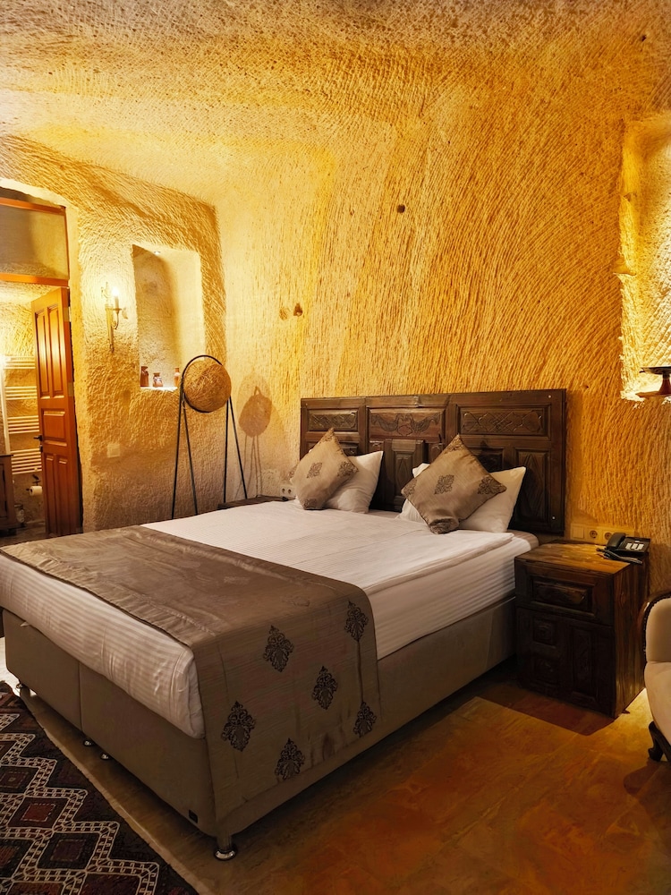 CAVE, SUITE