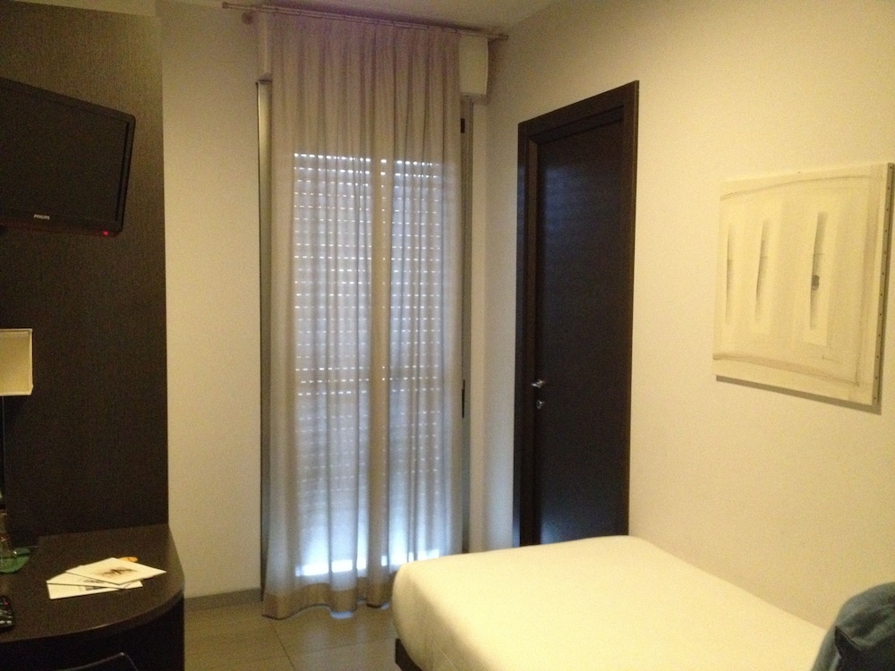 Hotel The One 28/64