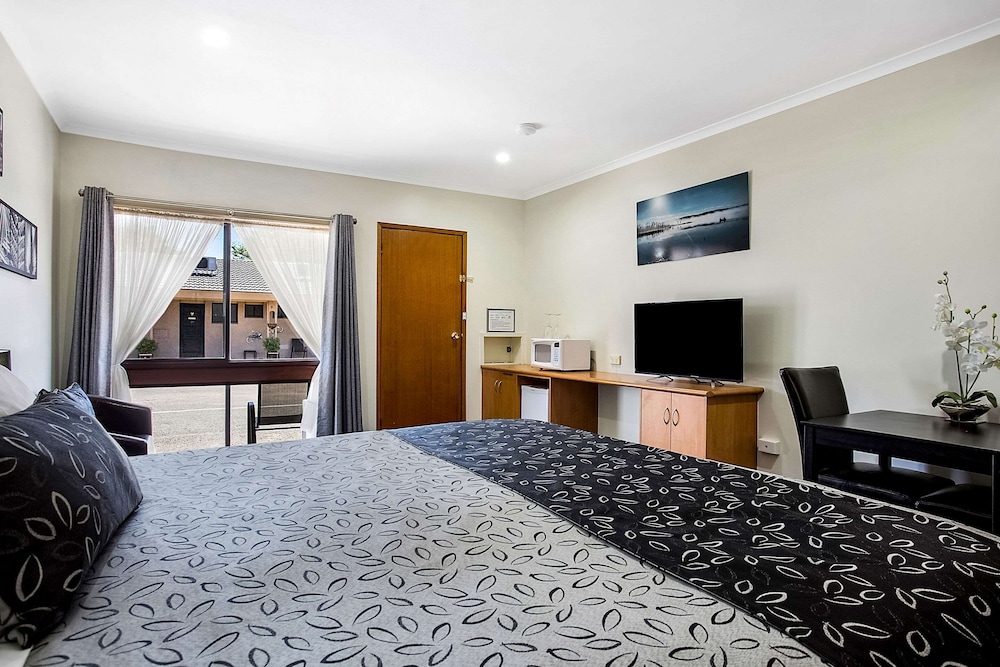 Comfort Inn May Park 18/30
