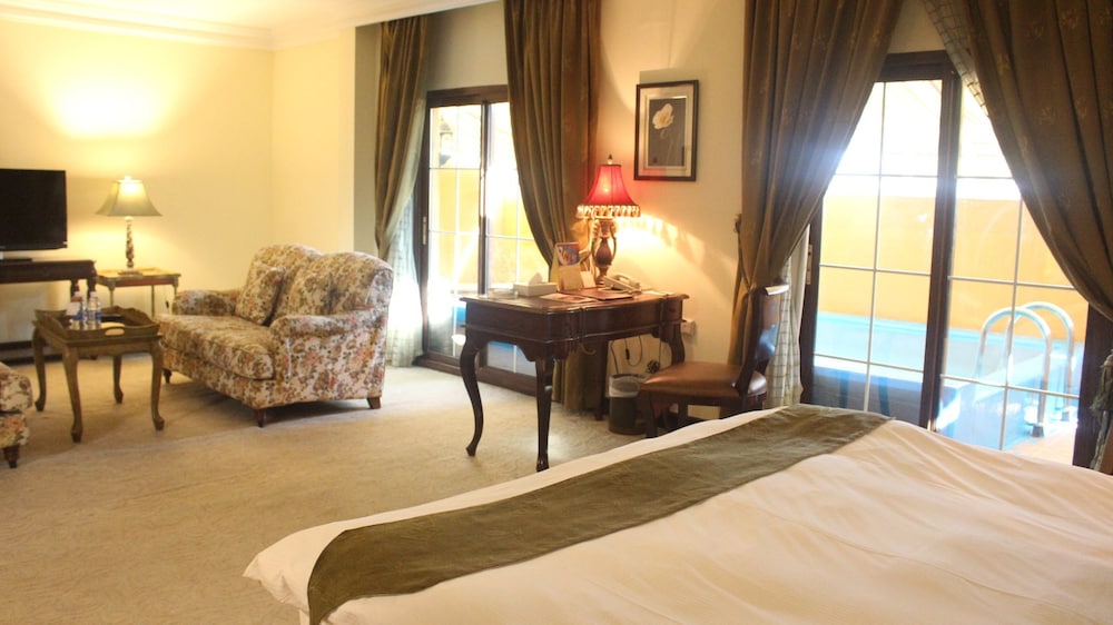 The Convention Center Royal Suites Hotel 35/50