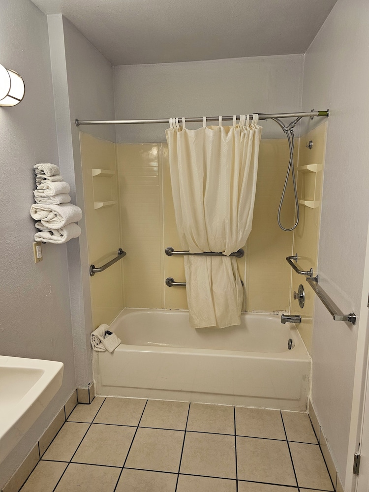Sumner Motor Inn 49/55