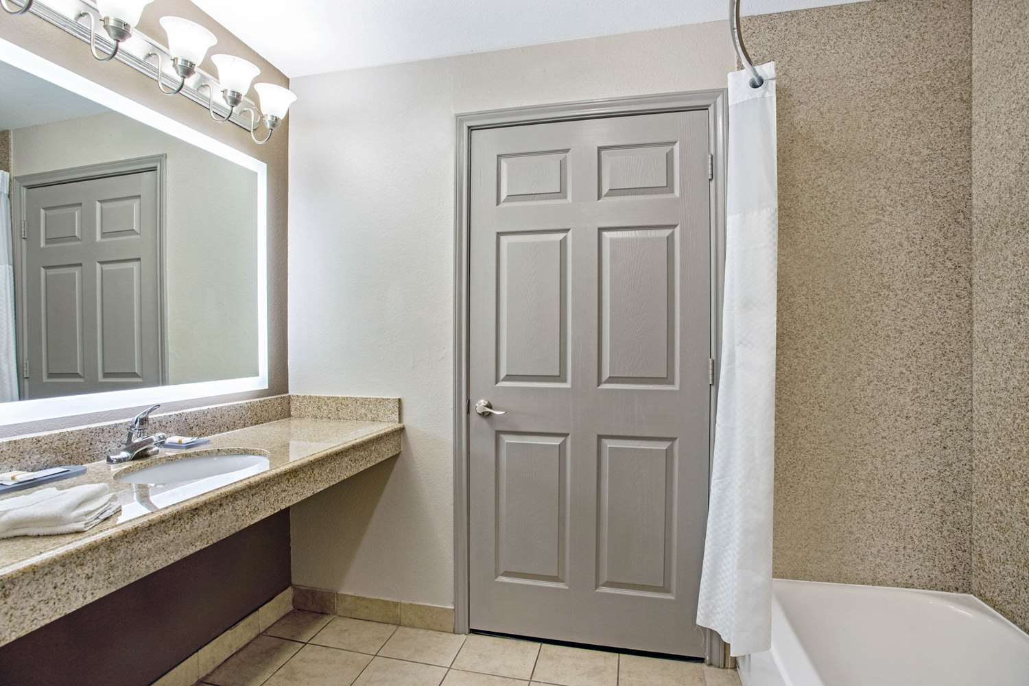 La Quinta Inn & Suites by Wyndham Fairfield TX 54/58