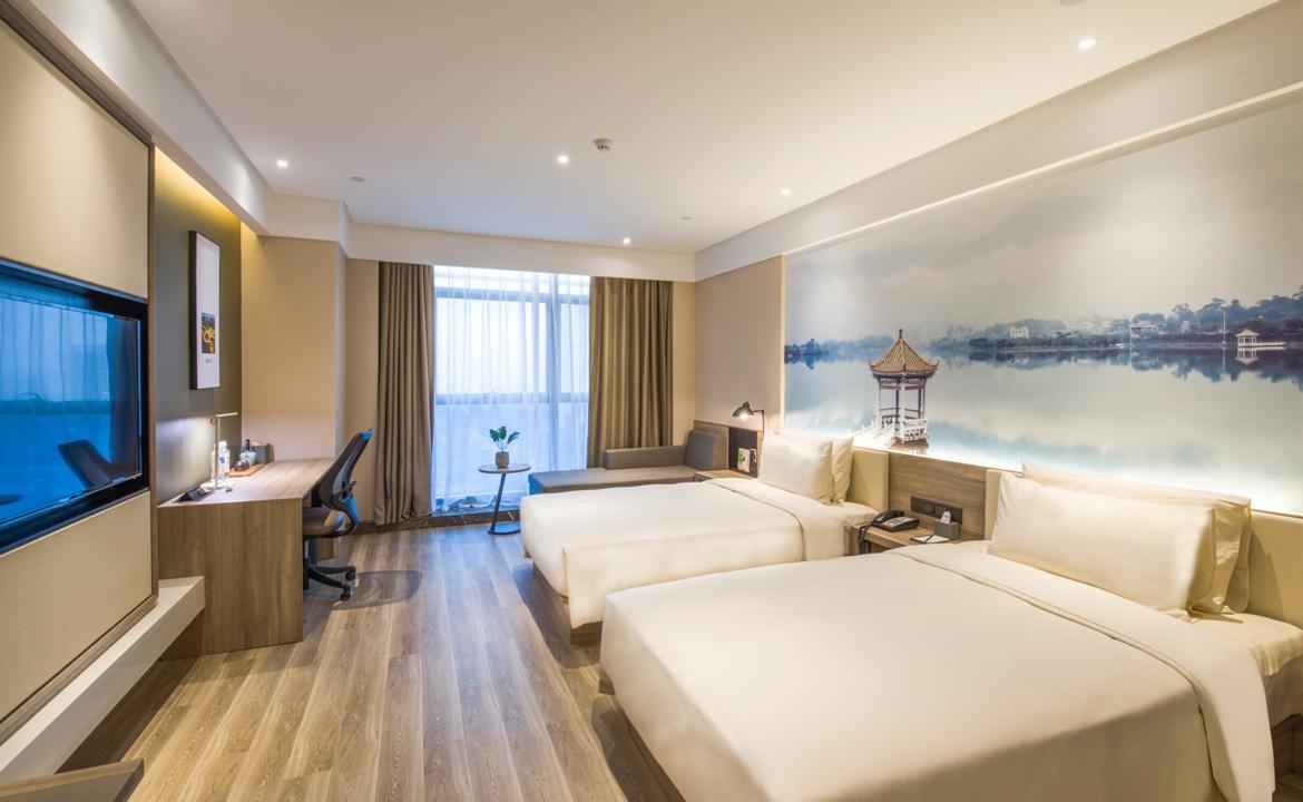 Jimu, Twin Beds, City View
