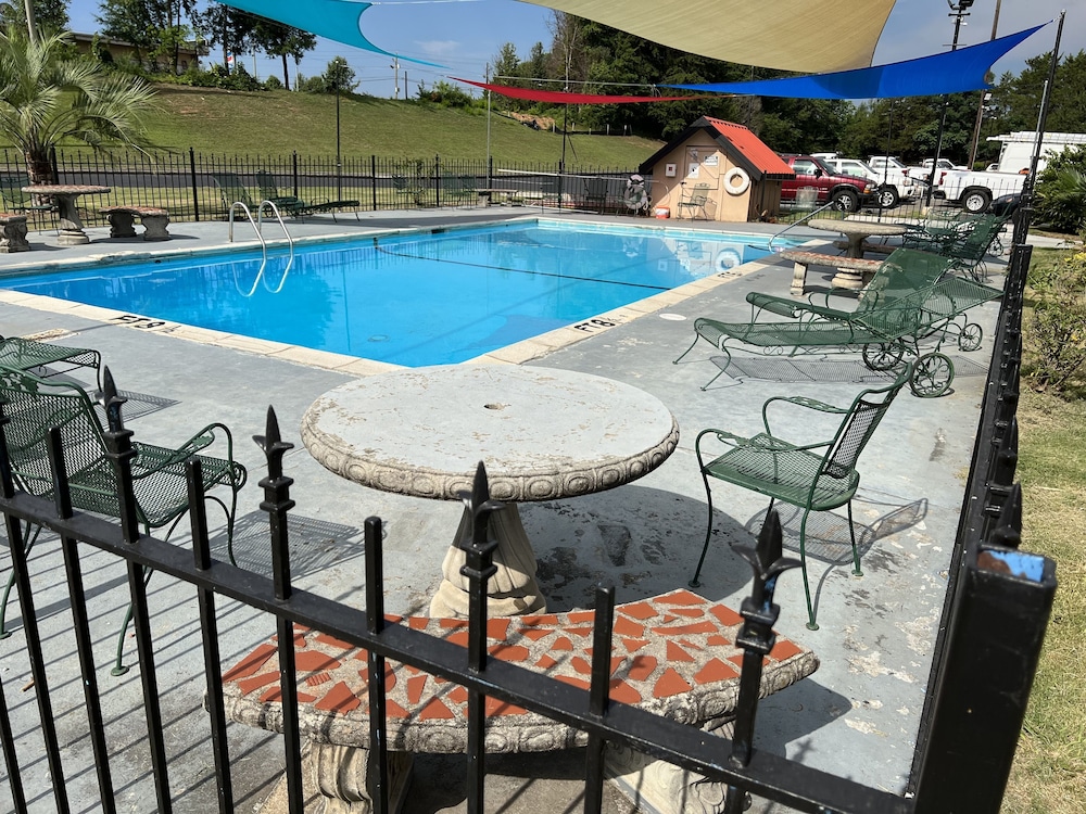 Country Hearth Inn and Suites Cartersville 11/34