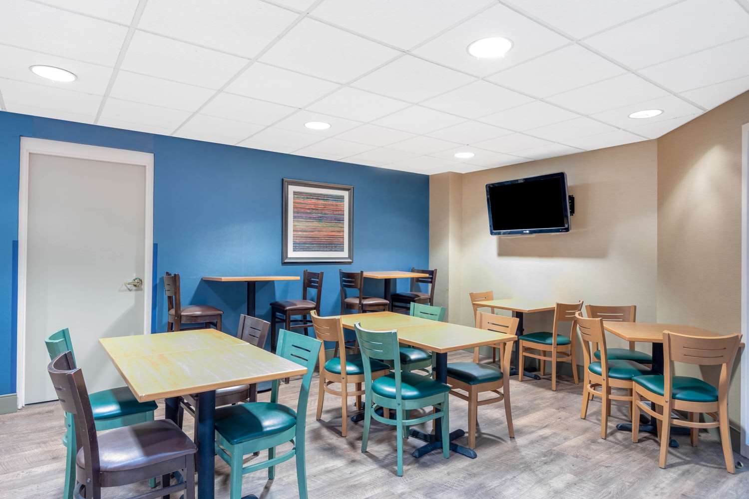 Days Inn by Wyndham Eagan Minnesota Near Mall of America 17/26
