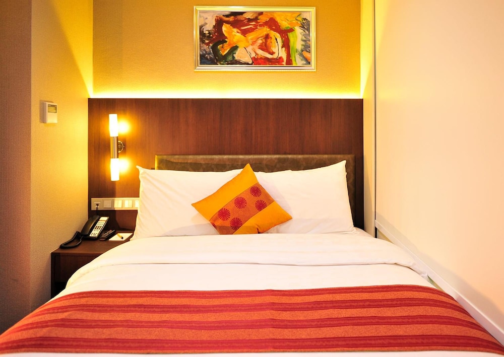 HOTEL CLOVER 5 HONGKONG STREET 12/37