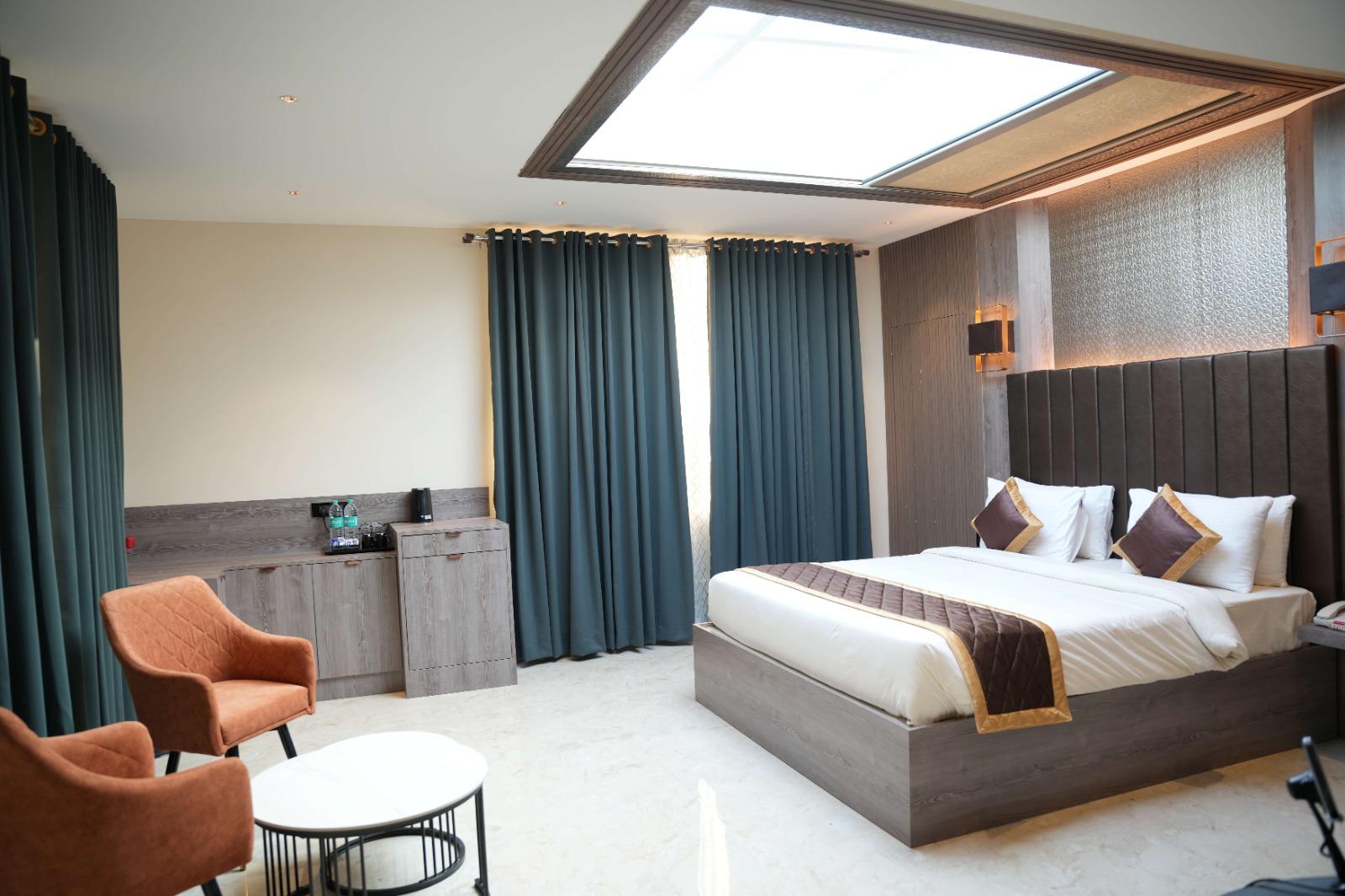 Room, King Bed, Sky View
