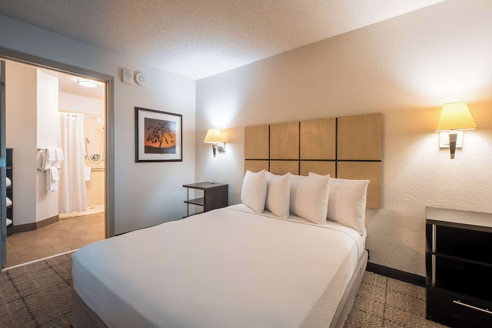 1 BEDROOM, SUITE, QUEEN BED, ACCESSIBLE