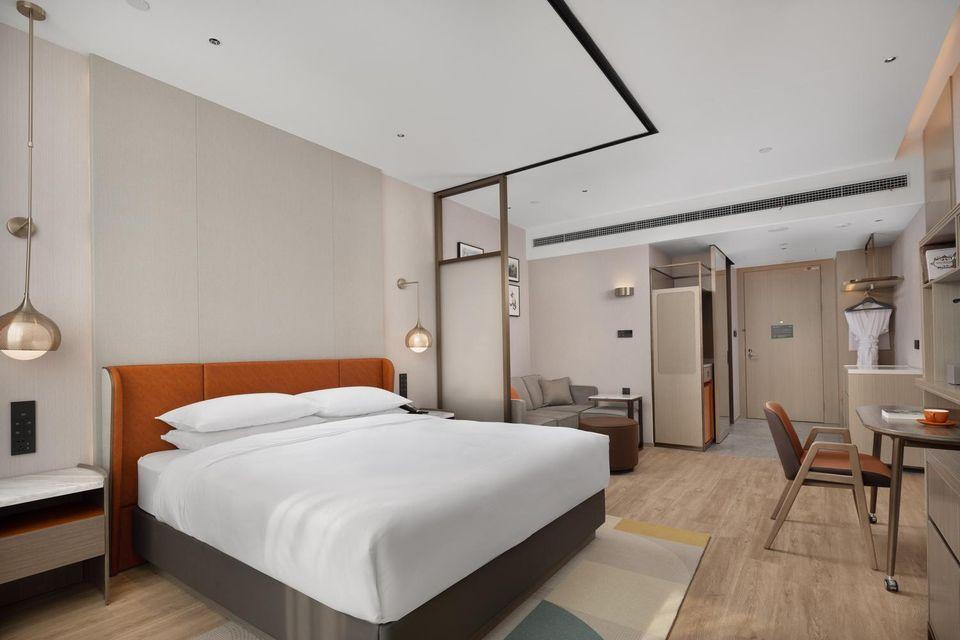 DELUXE, STUDIO, SUITE, KING BED