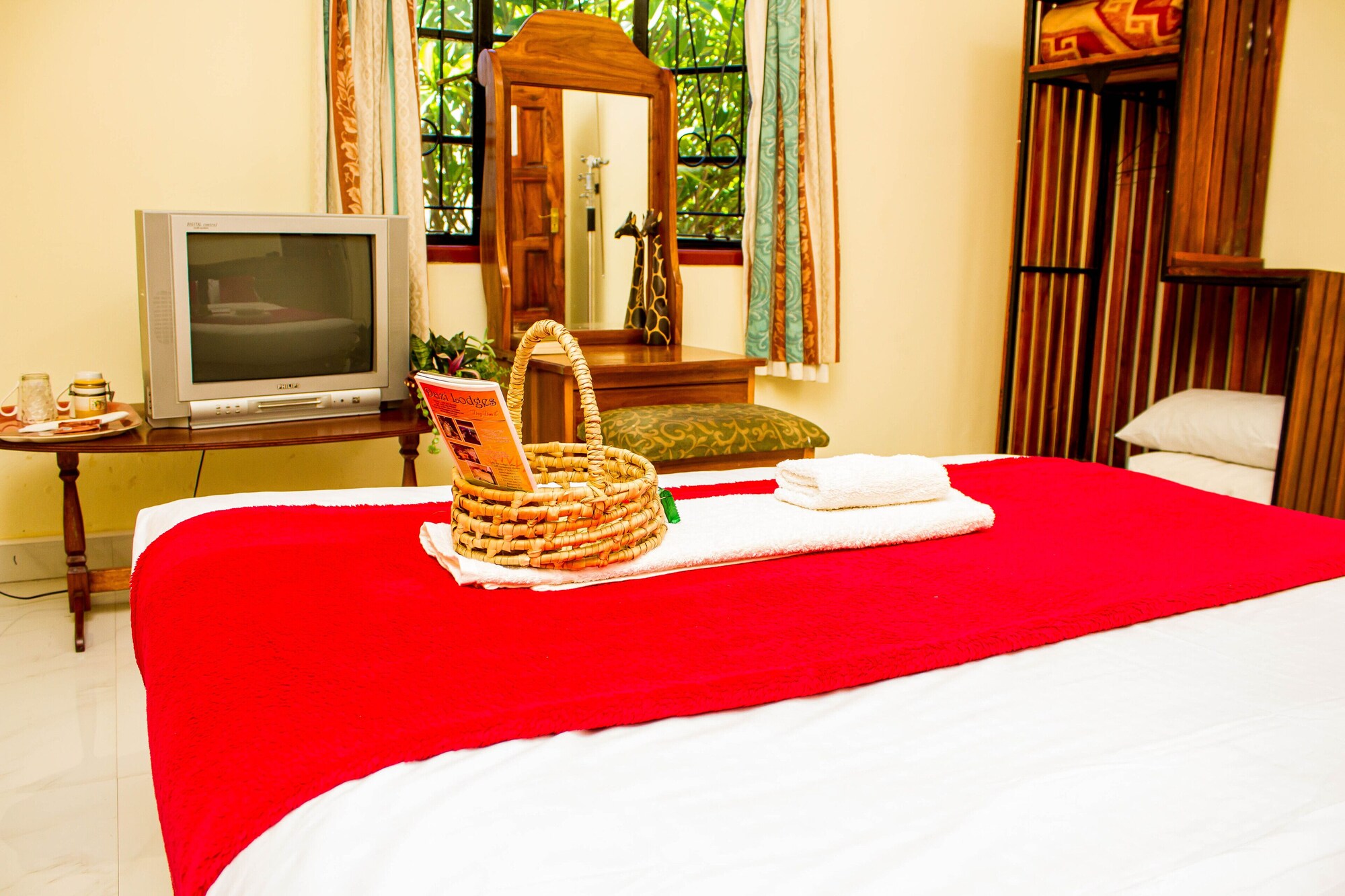 ROOM, DOUBLE BED, SHARED BATHROOM