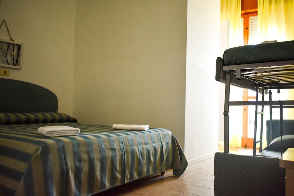 Hotel Embassy Pesaro 16/35