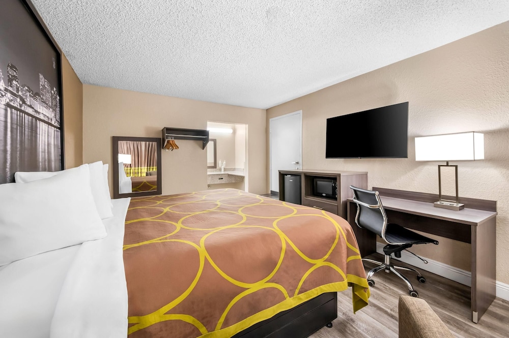 غرفة بسرير كينج للمدخنين، Super 8 By Wyndham Metairie 2/4
