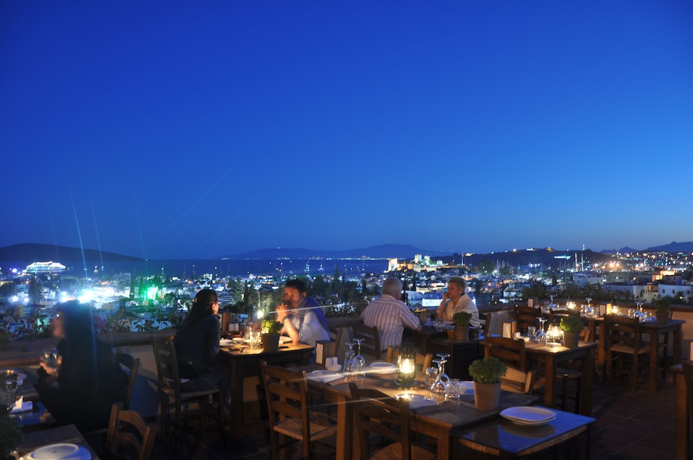 El Vino Hotel Suites 36/50