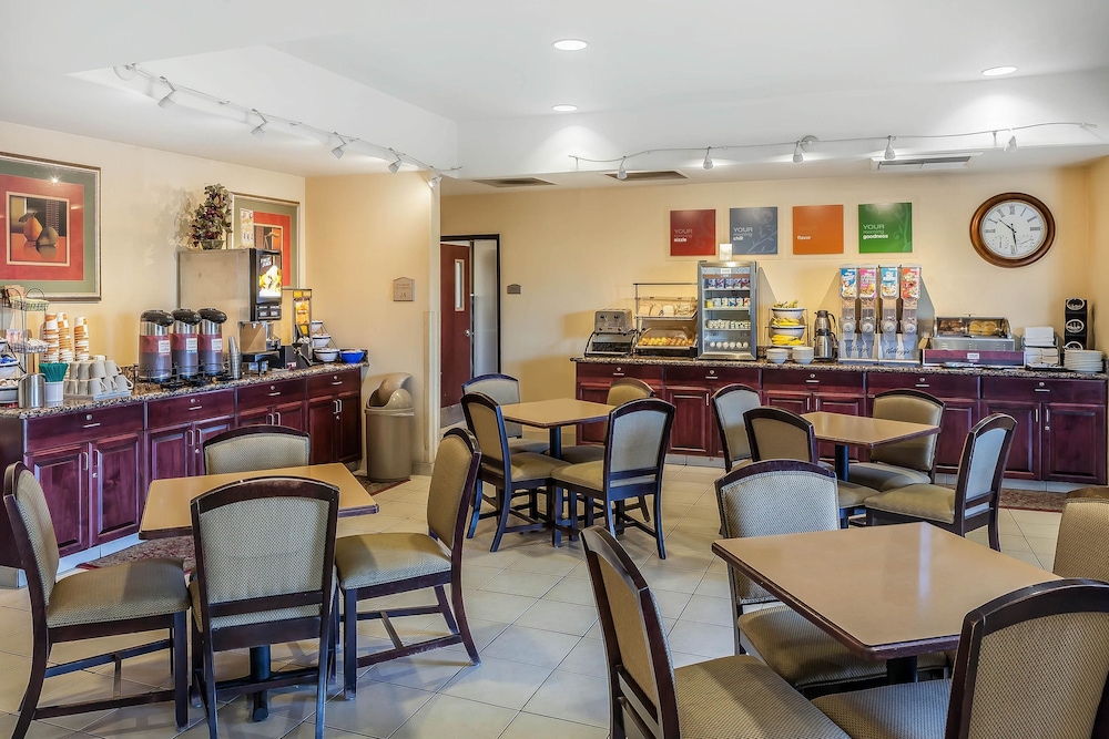 Comfort Inn & Suites Airport Convention Center 32/43