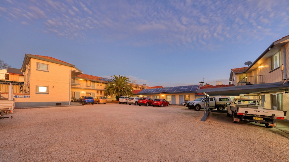 COWRA MOTOR INN 3/65
