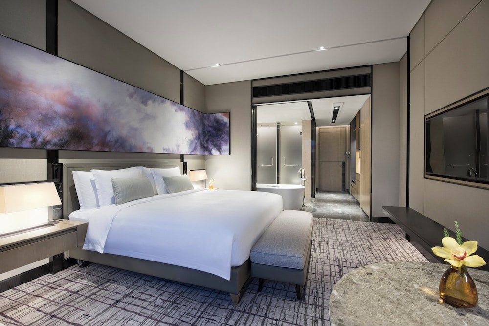 Standard, King Bed, Garden View