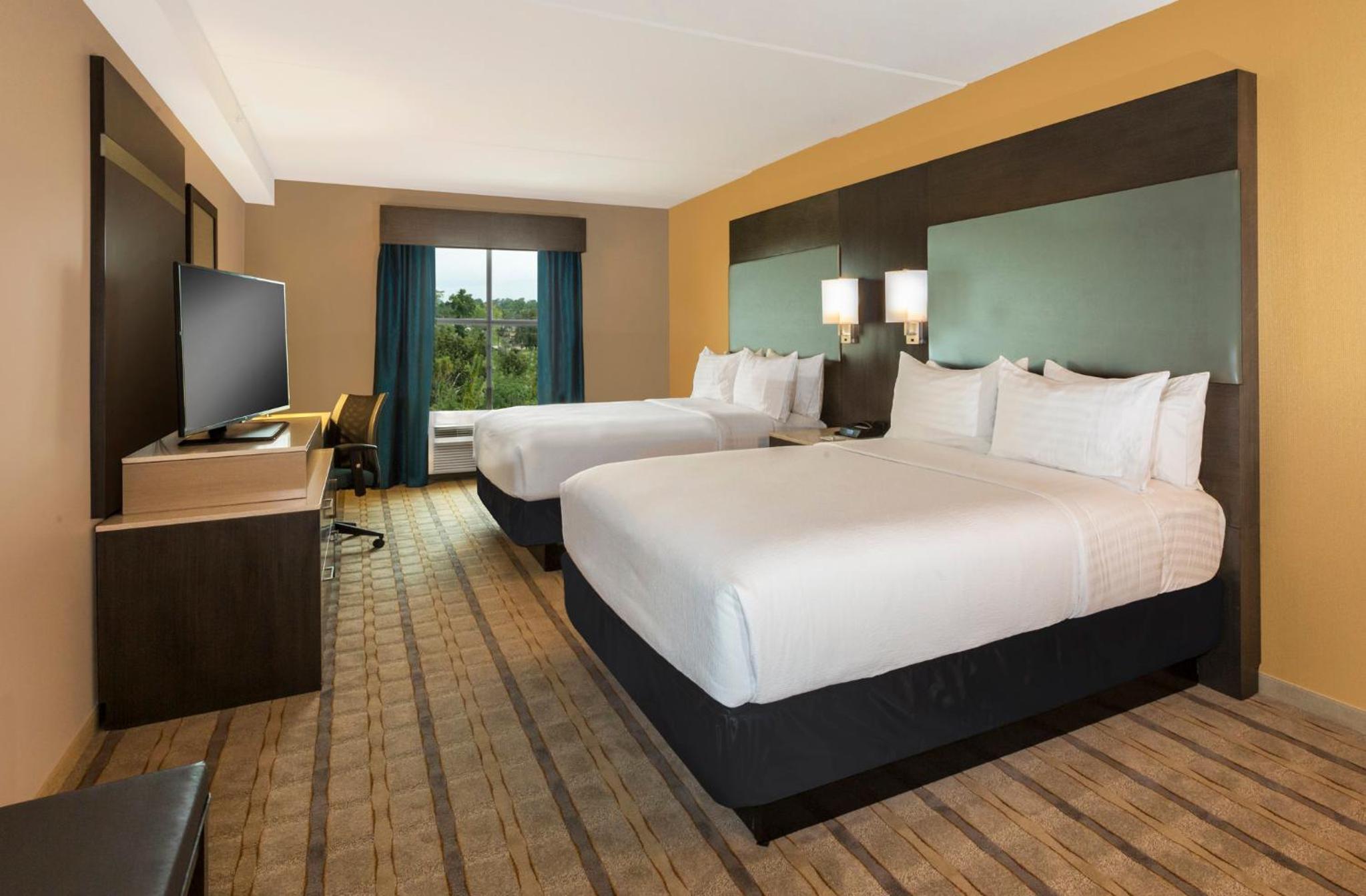غرفة قياسية بسريرين كوين بحوض استحمام لذوي الإعاقة، Crowne Plaza Shenandoah - Woodlands Area, an IHG Hotel 4/7