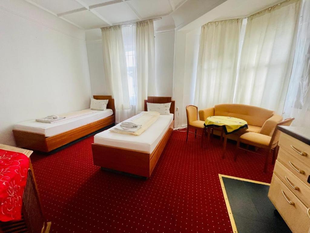 Hotel Pension De Lux 8/19