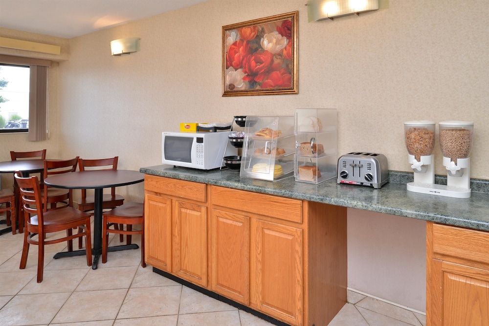 Americas Best Value Inn Pittsburgh Airport 31/36