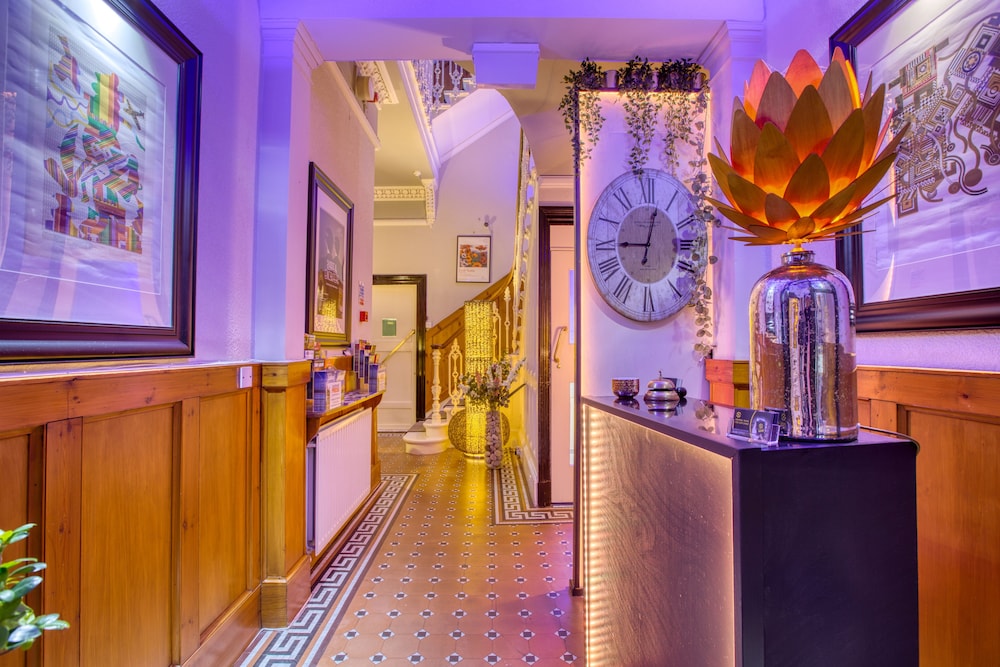No.32 Hotel 60/75