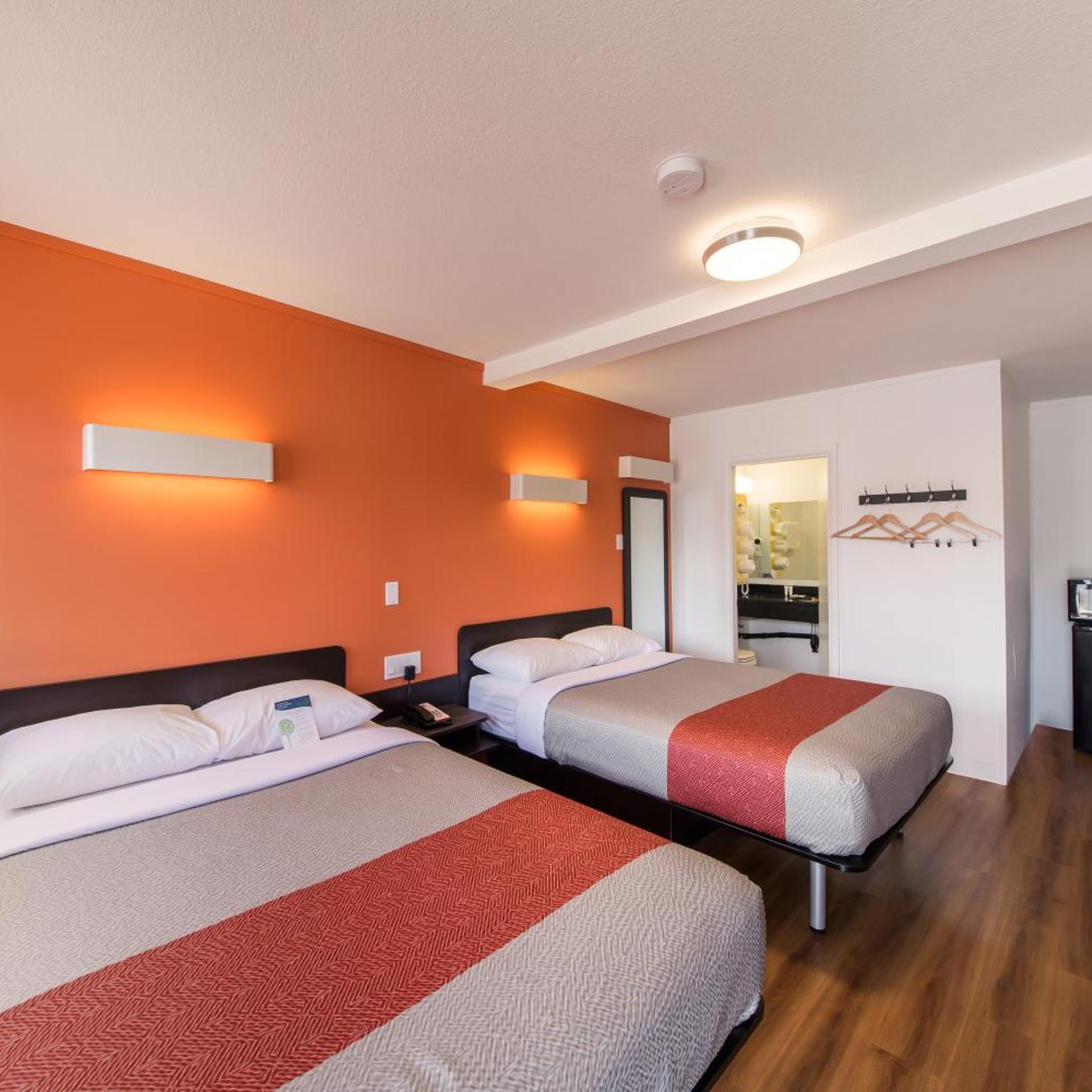 2 Full Beds - Non-Smoking, Micfridge