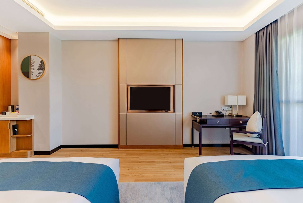 Howard Johnson Lakeview Hotel Huaibei 24/48