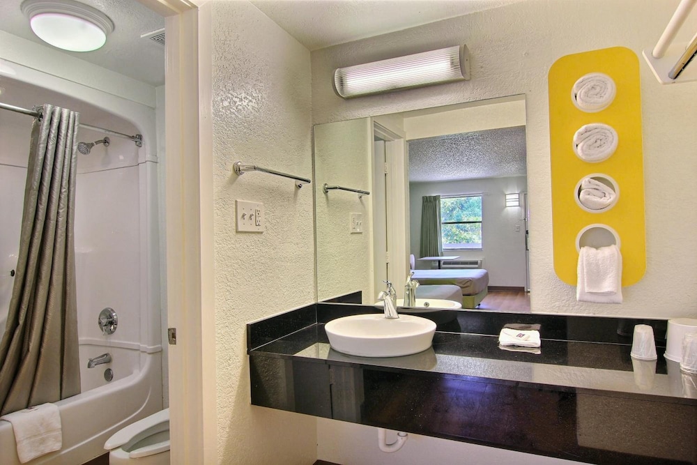 Motel6 Austin, TX - Central Downtown UT 51/53
