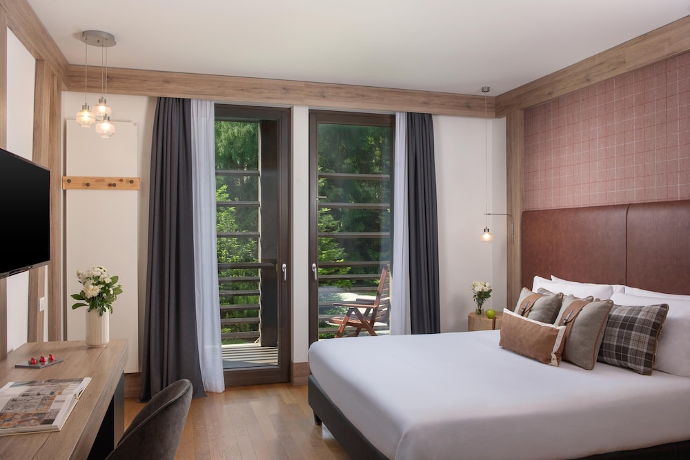 Deluxe, Queen Bed, with Extra Bed, Montes View