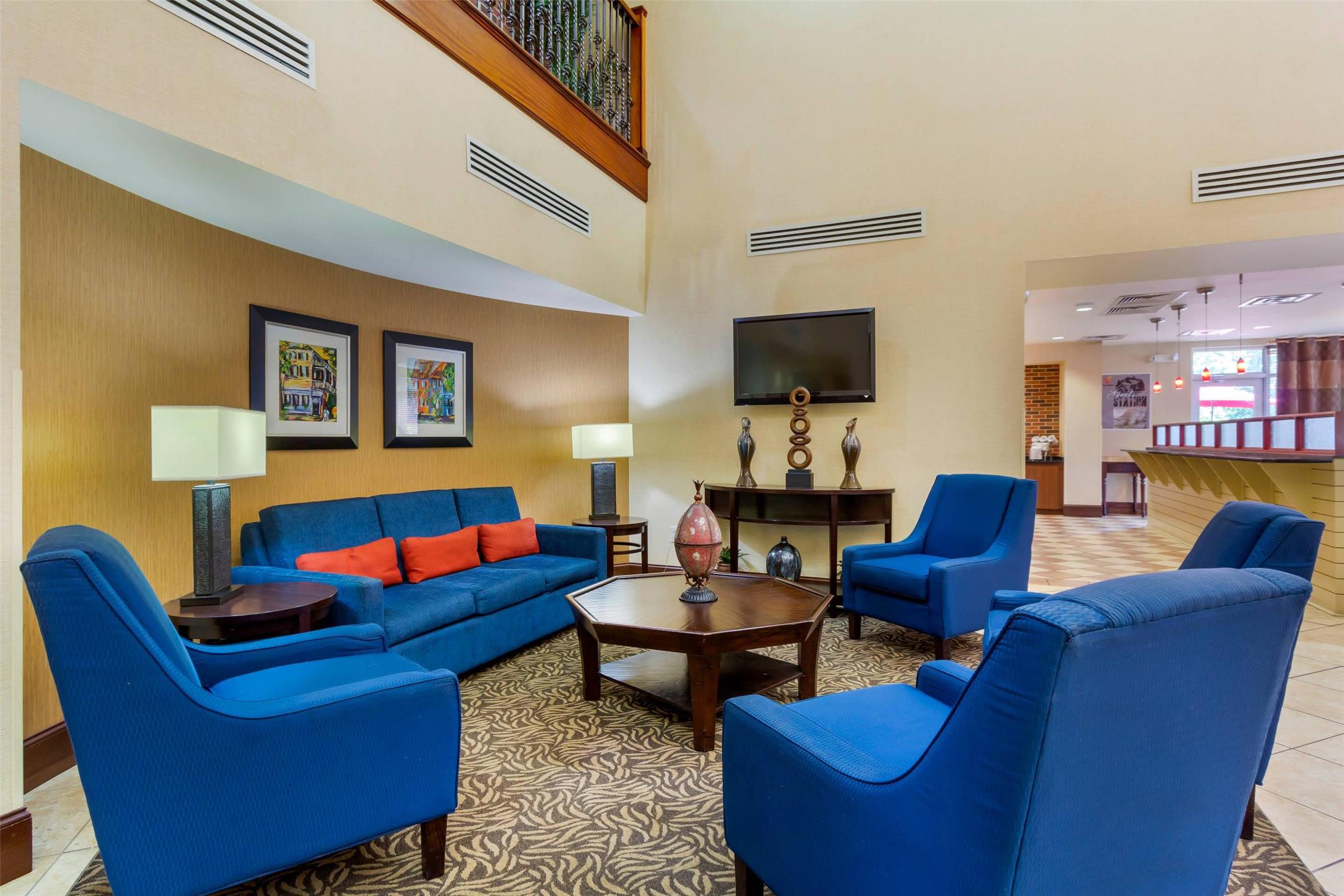 Comfort Suites West of The Ashley 26/46