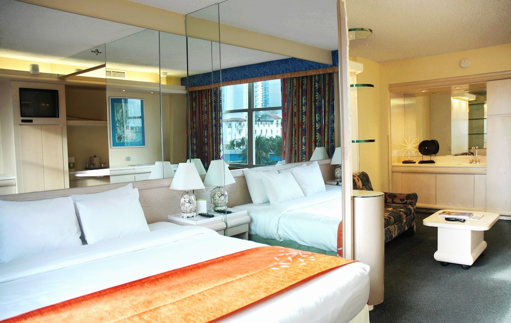The Sunny Miami Sunny Isles Beach, Curio Collection by Hilton 24/34