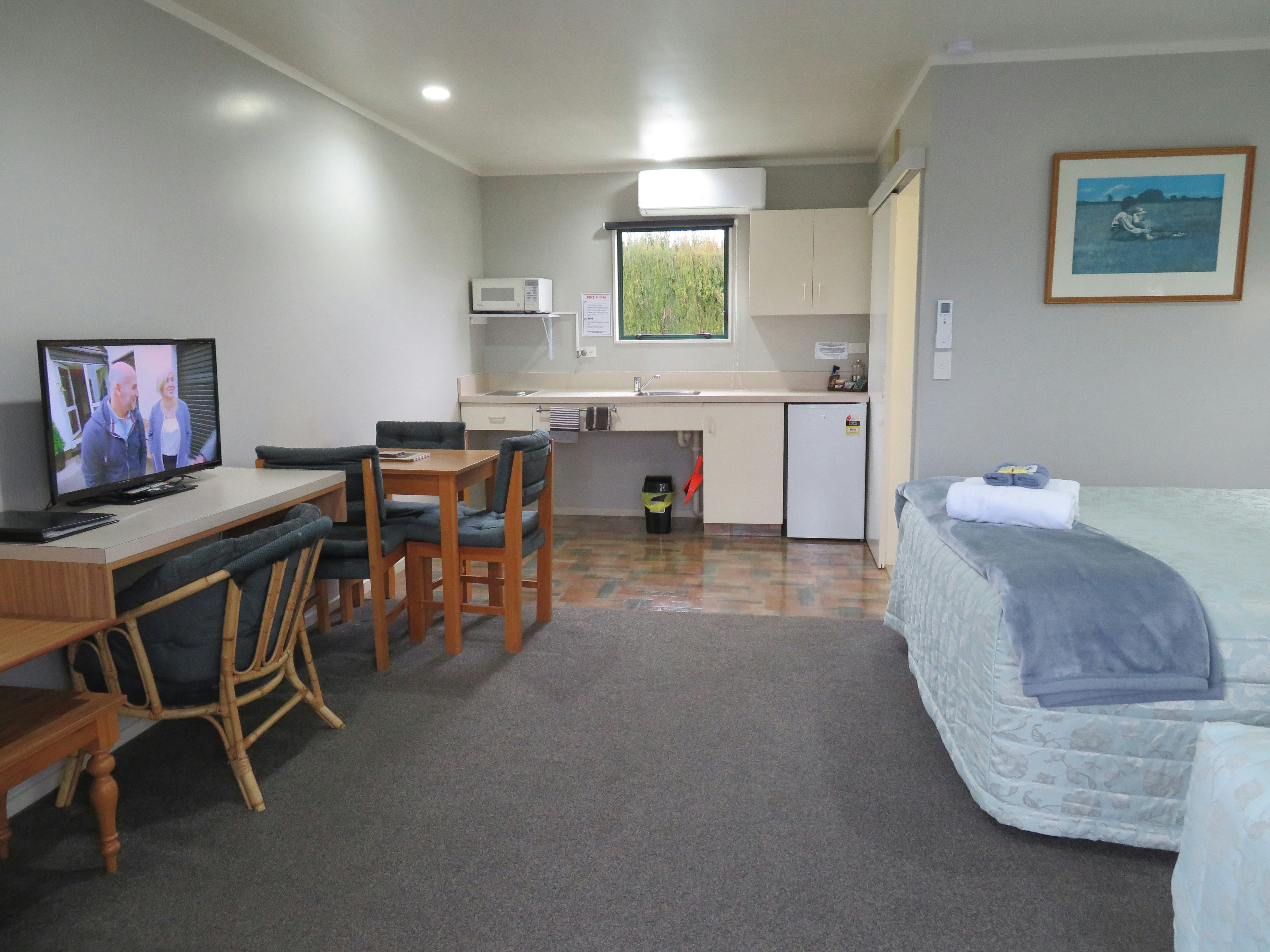 Commodore Court Motel 56/76