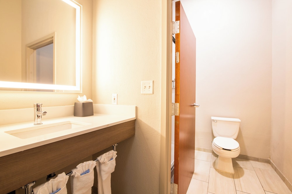 Suite, 2 Queen Beds, Extra Floor Space, Sofa، Holiday Inn Express Hotel Suites College Station 7/7