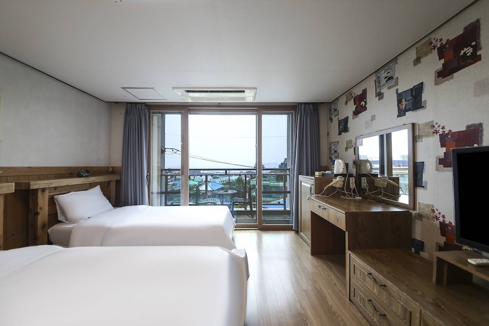 STANDARD, DOUBLE OR TWIN BED, SEA VIEW
