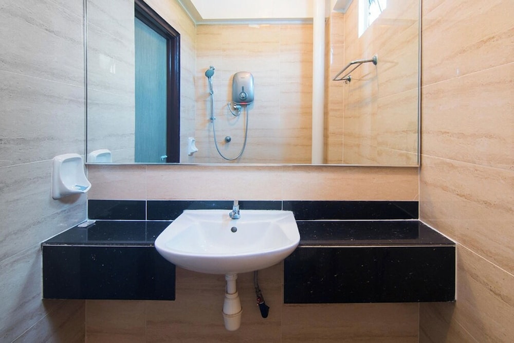 OYO 528 Andaman Sea Hotel 38/41