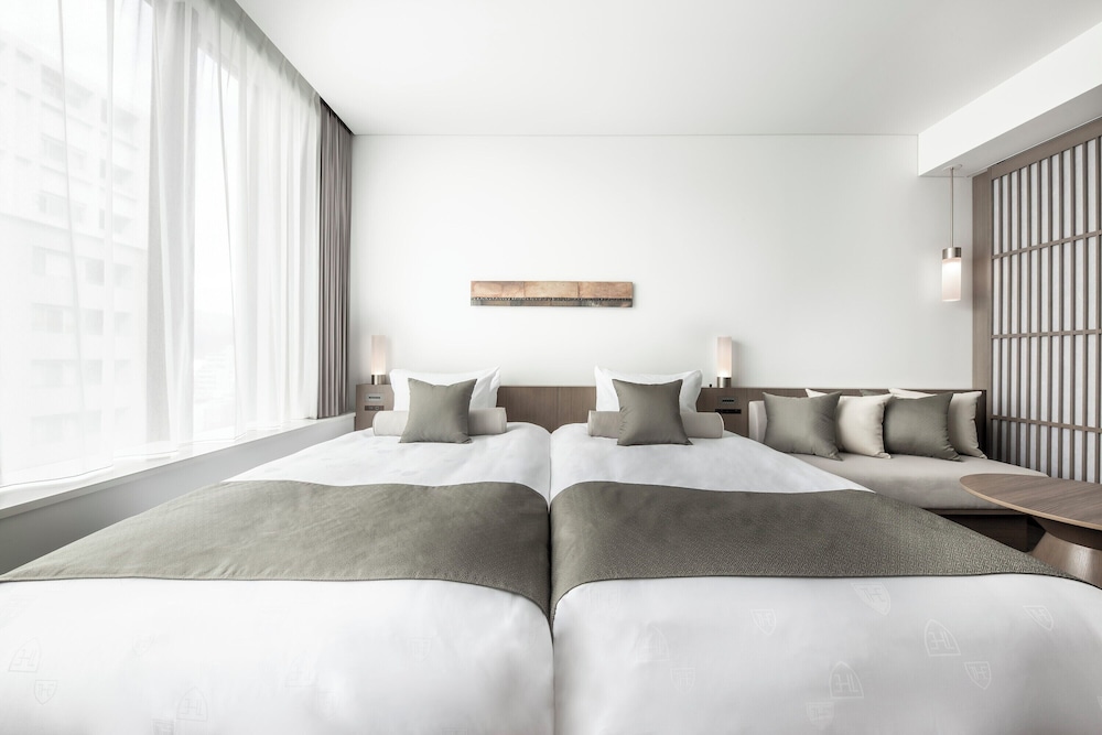 SUPERIOR, TWIN BEDS, LOUNGE ACCESS