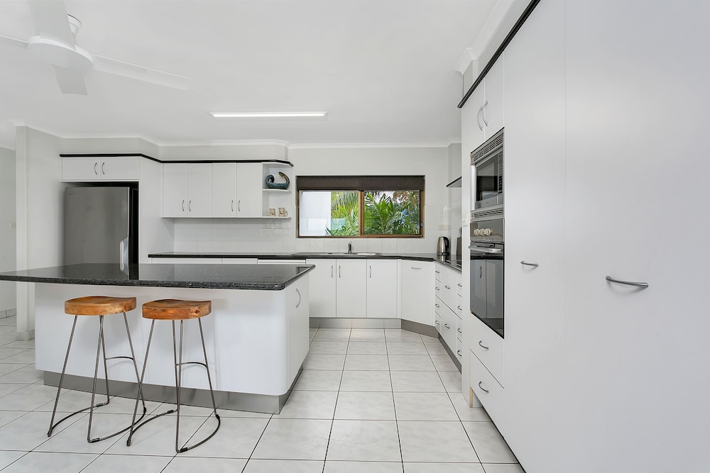 Roydon Beachfront Holiday Apartments 15/50