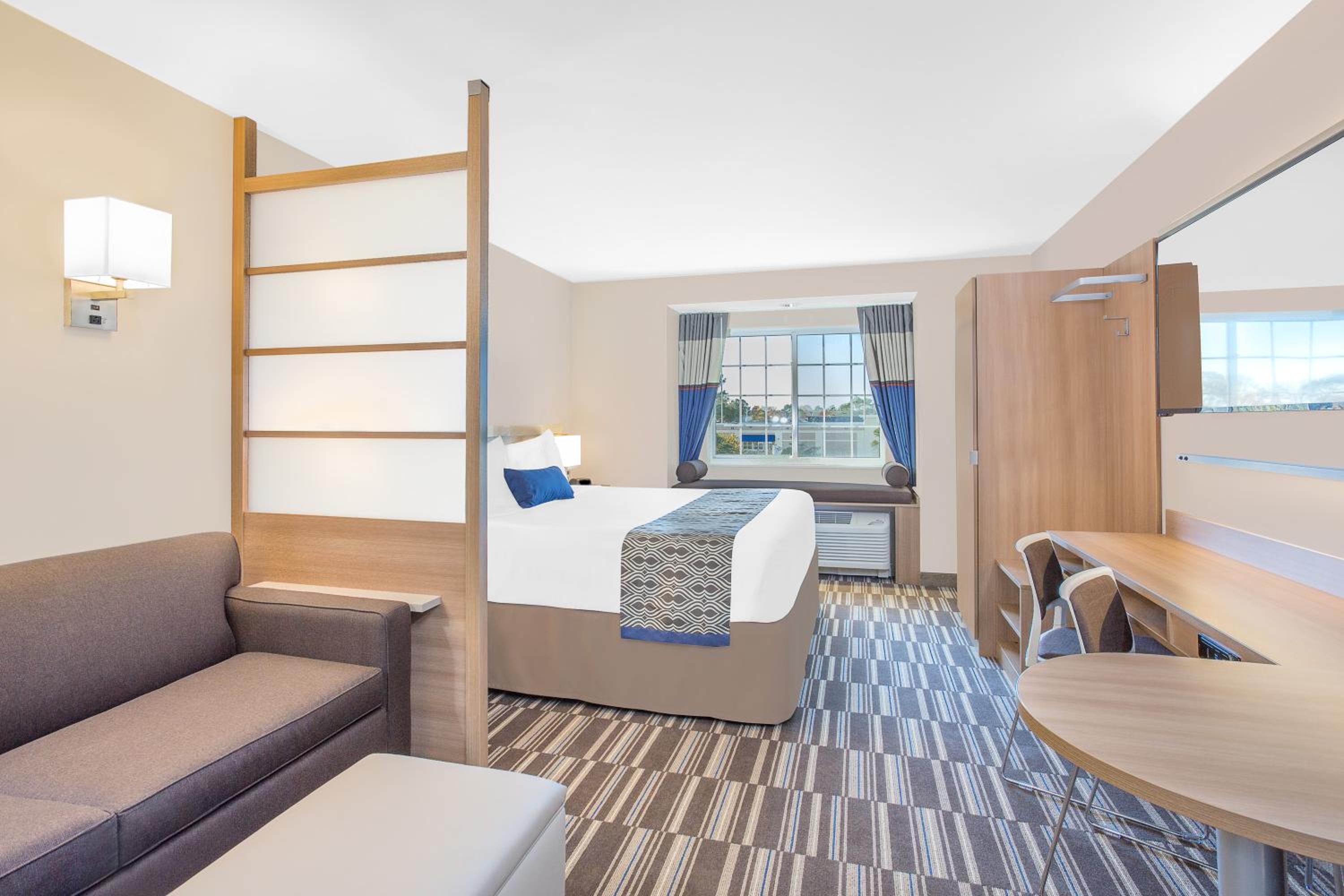 STUDIO, SUITE, KING BED
