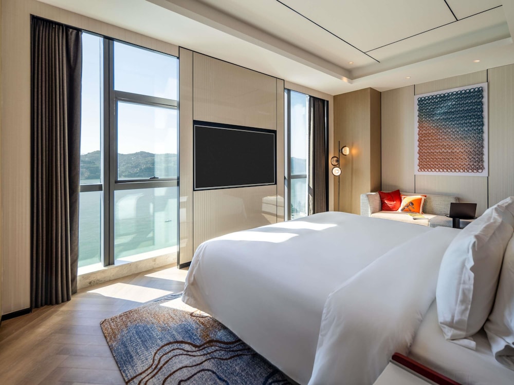 Grand Mercure Yichang Waitan 24/72