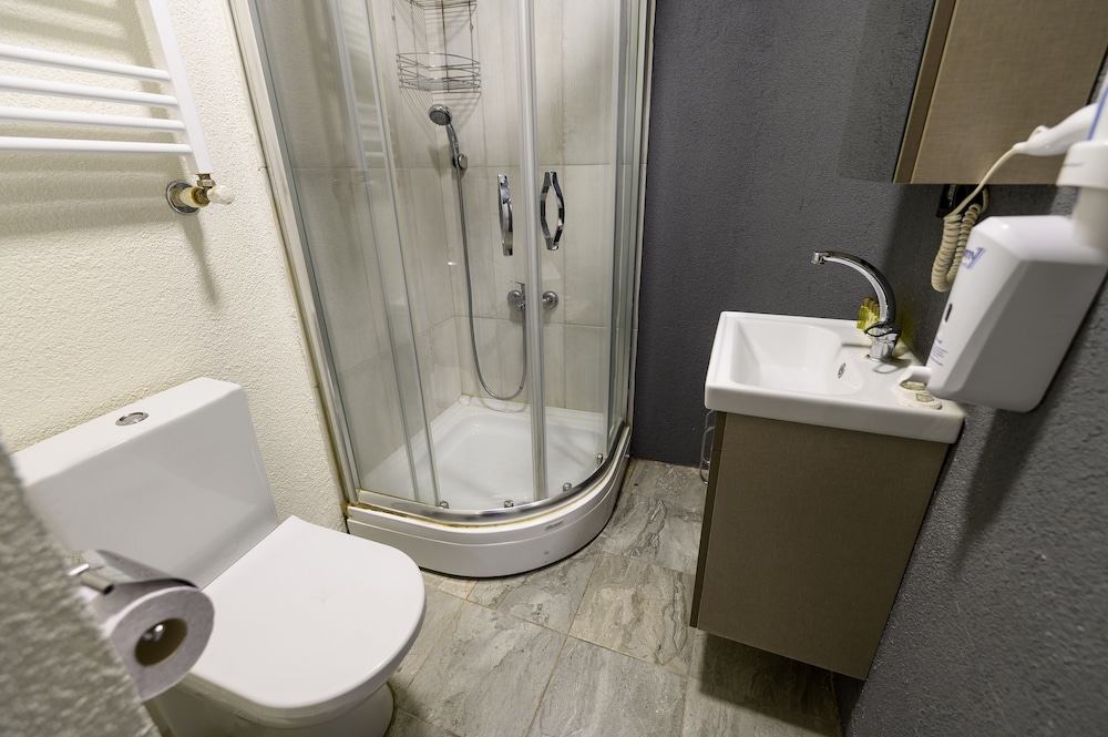 Global Suites Hotel 62/65