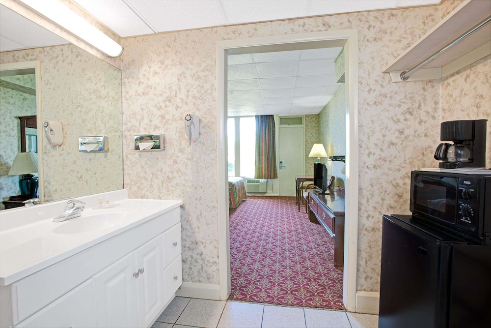 Days Inn By Wyndham Parsippany 12/23
