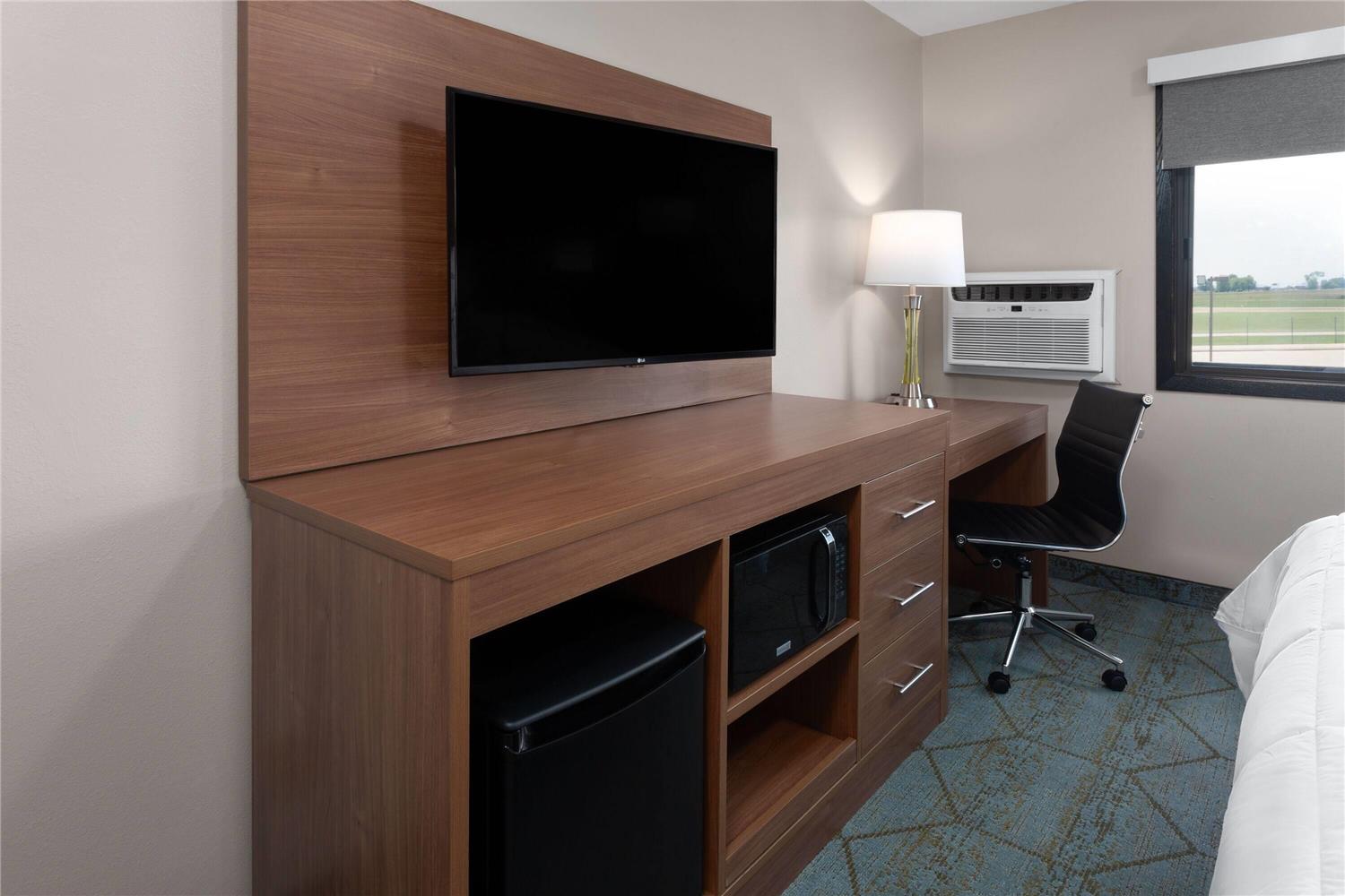 Baymont by Wyndham Oshkosh Airport 27/32